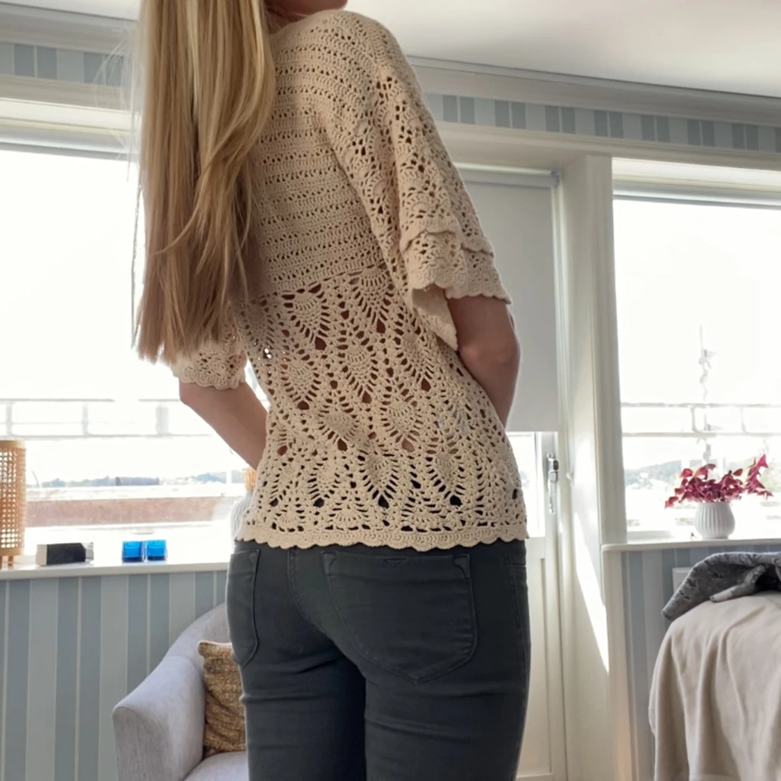Beige virkad topp med volangärm - 3