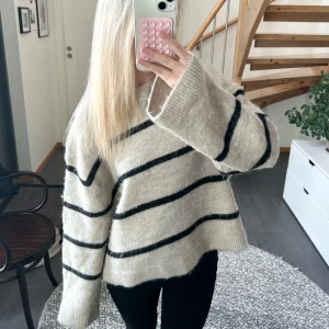 Randig stickad tröja  - Mysig stickad tröja med breda svarta ränder. Endast använd ett fåtal gånger