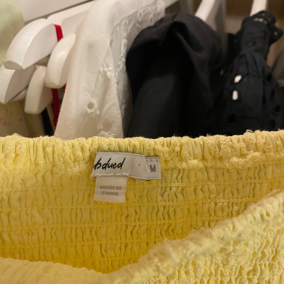 Gul axelbandslös klänning med volang från Subdued - 1