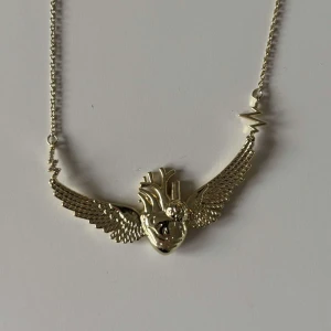 Ioaku halsband  - Halsband från ioaku med unika detaljer. Halsbandet är använt ca 4 gånger och är därför i väldigt fint skick. 😻