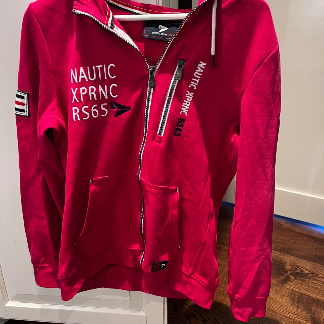 Röd hoodie från Nautic XPRNC RS65