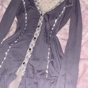 Söt lila blus  - Lila blus med söta detaljer såsom knappar i rosor och spets<3 