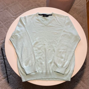 Henri Lloyd tröja - Tjena, säljer denna snygga Henri Lloyd tröjan🔥Riktigt bra skick knappt använd (inga defekter). Nypris cirka 1300kr Hugg till!!!