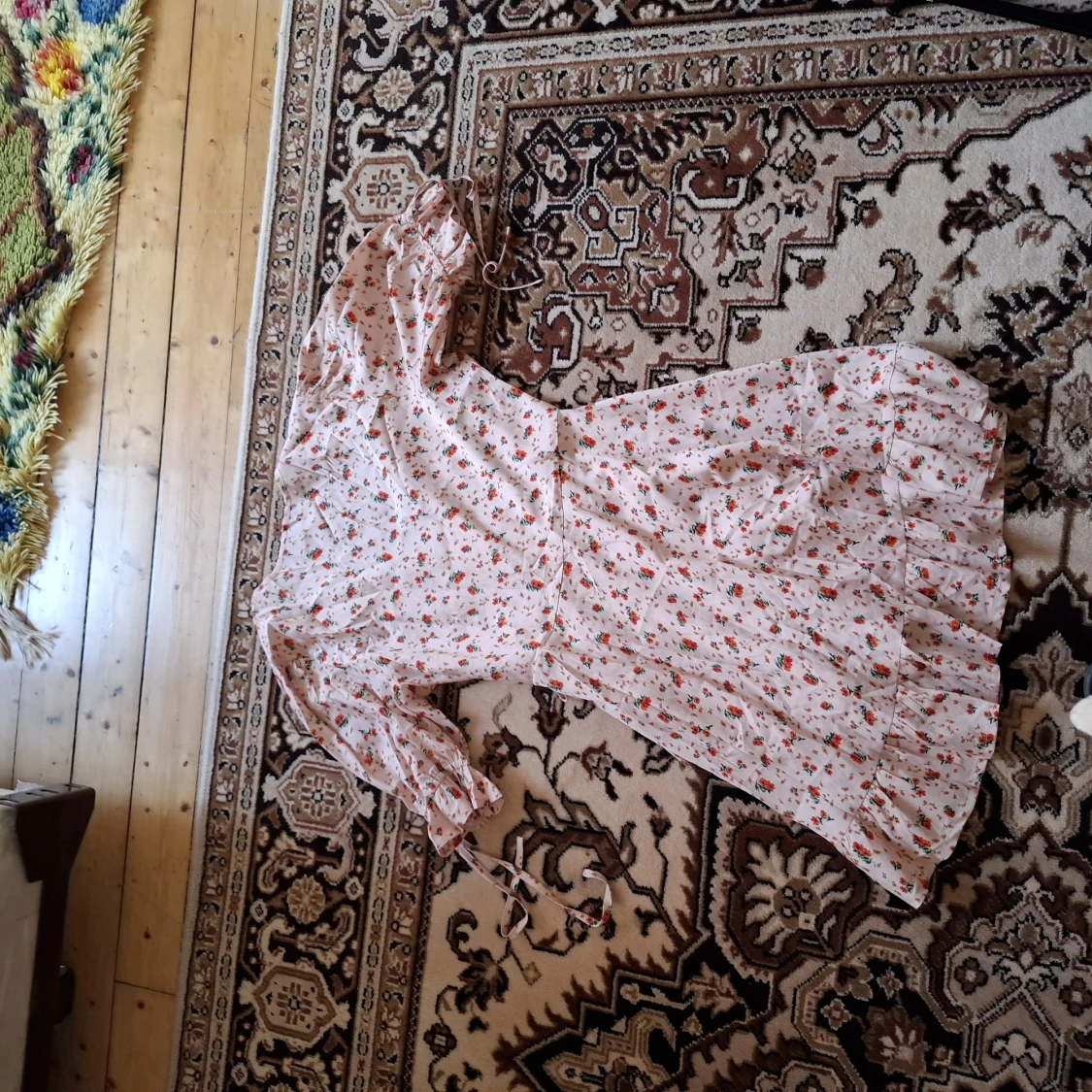 Blommig omlottklänning med volang - 3