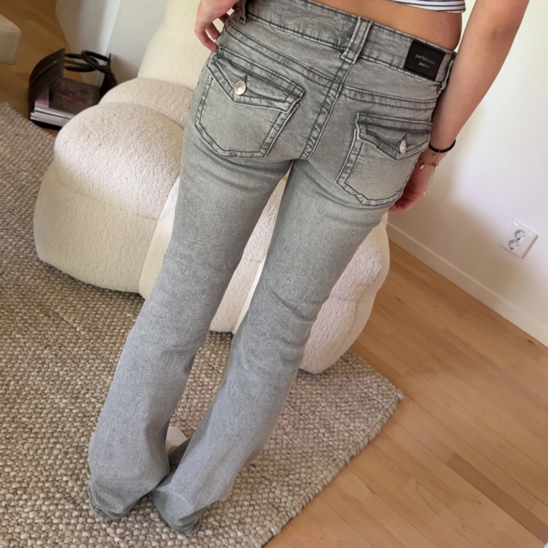 Grå bootcut jeans med fickdetaljer - 1