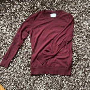 Vinröd stickad tröja från Samsøe Samsøe - Säljer en stilren vinröd tröja från Samsøe Samsøe. Tröjan har rund halsringning och långa ärmar. Den är tunn så perfekt till inför sommarkvällar. Passar S och XS. Skriv vid funderingar. PRISET ÄR EJ HUGGET I STEN