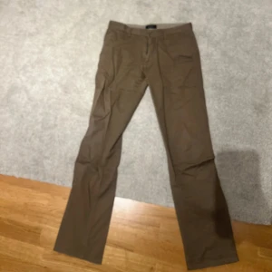 Beiga chinos från Zara Man - Säljer ett par klassiska beiga chinos från Zara Man. Byxorna har normal passform, raka ben och stängs med dragkedja och knapp. Storlek M