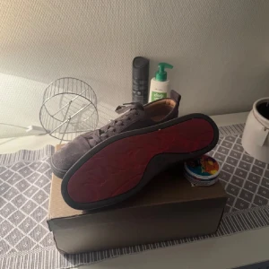  Christian Louboutin - Gråa Loubs utan spikes. Fint skick använda fåtal gånger i fint.