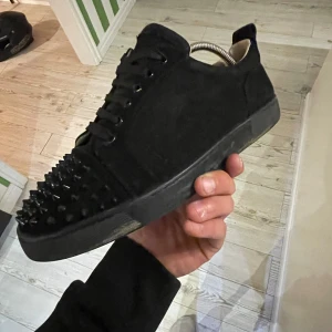 Louboutins - Säljer ett par svarta sneakers från Christian Louboutin. Alla spikar finns kvar, sulorna är i nästan nytt skick. Kan frakta men även mötas, dm om mer ingo