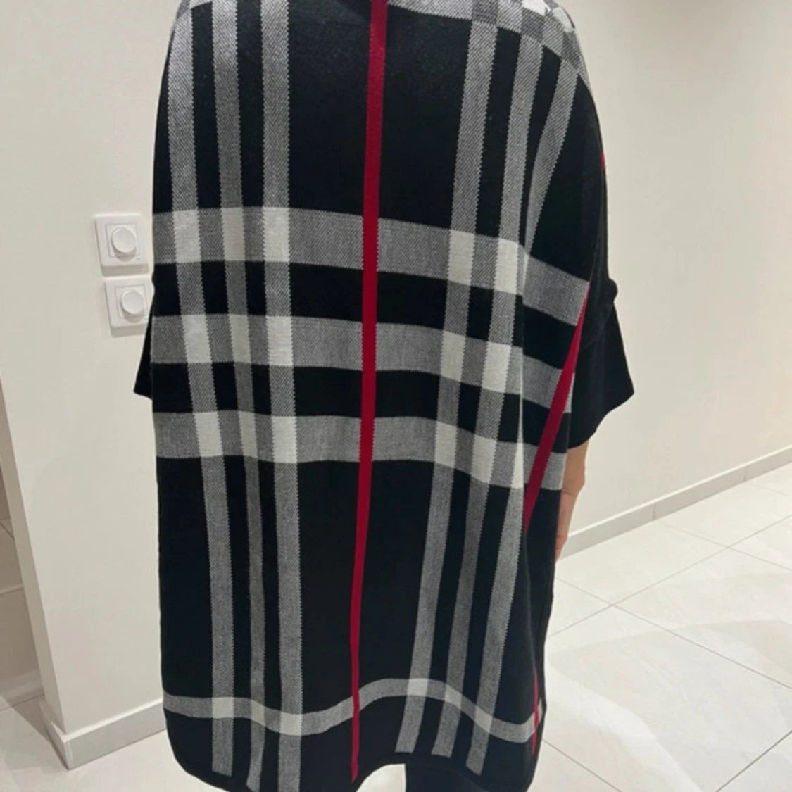 Svart och vit rutig poncho/kappa med röda detaljer - 1