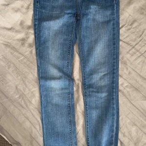 Blå jeansbyxor från Zara - Snygga blå jeansbyxor från Zara med klassisk femficksdesign och dragkedja. Modellen har normal passform och raka ben, perfekt till vardags. Tidlös ljusblå tvätt och bekvämt material.