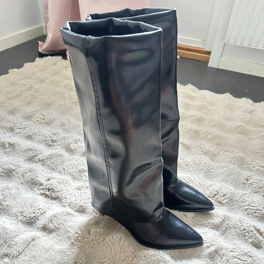 Svarta stövlar med klack och spetsig tå