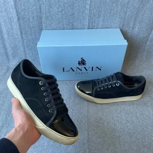 Lanvin skor - Säljer ett par Lanvins i storlek UK 8 men sitter som 43! Bara skorna medföljer vid köp! Hör gärna av dig om du har frågor! 