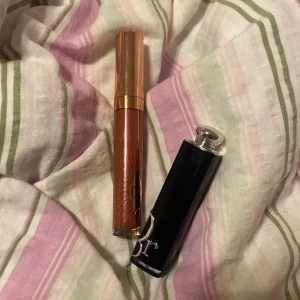 Läppglans från Charlotte Tilbury och läppstift från Dior - .