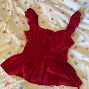 Röd peplum topp  - Fin topp som är stretchig. Passar perfekt till sommaren.