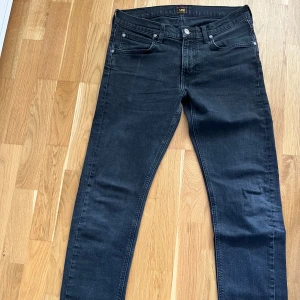 Svarta Lee jeans  - Svarta slim fit jeans i strlk 31/32.