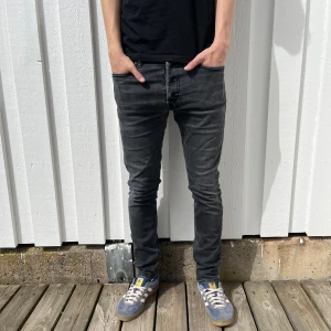 Diesel jeans - Tja! Säljer detta feta par jeans från Diesel!| Modell:Slim passform| Nypris runt 1800kr, vårt pris,399kr!| Vid minsta fråga tveka inte stt höra av dig//JeansLabbet