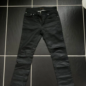 Svarta jeans från Nudie  - Svarta skinn/jeans från nudie, snygga och bra passform. Ett riktigt bra pris för märkesjeans