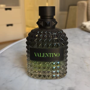 Valentino parfymf - Säljer en lyxig parfym från Valentino i en genomskinlig glasflaska med nitar och svart kork. Perfekt för dig som gillar exklusiva dofter. Parfymen har inslag av citrus, kaffe, kryddig med aromatiska noter. Passar perfekt till vintern fast funkar för alla tillfällen. Uppskattningsvis 90/100ml kvar. Tveka inte av att höra av er vid fundering, priset kan självklart diskuteras