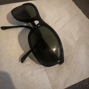 Svarta solglasögon | Polaroid - Snygga svarta, riktiga solglasögon från Polaroid med klassisk bågform och mörka glas. Perfekta för soliga dagar och ger en stilren look. Bågarna är i plast och har en tidlös design som passar de flesta.                            PRIS KAN DISKUTERAS!