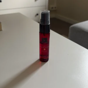 The Ritual of Ayurveda Hair & Body Mist - Hair and body mist från rituals i serien the ritual of ayurveda. 20 ml men runt 12-13 ml kvar. Nypris 89 kr men säljer för 30 kr.