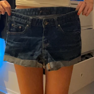 Lågmidjade blåa  shorts - Säljer mina lågmidjade blåa shorts då de ej är min stil. Köper du shortsen skickar jag varan inom 2 dagar🙌🏽 