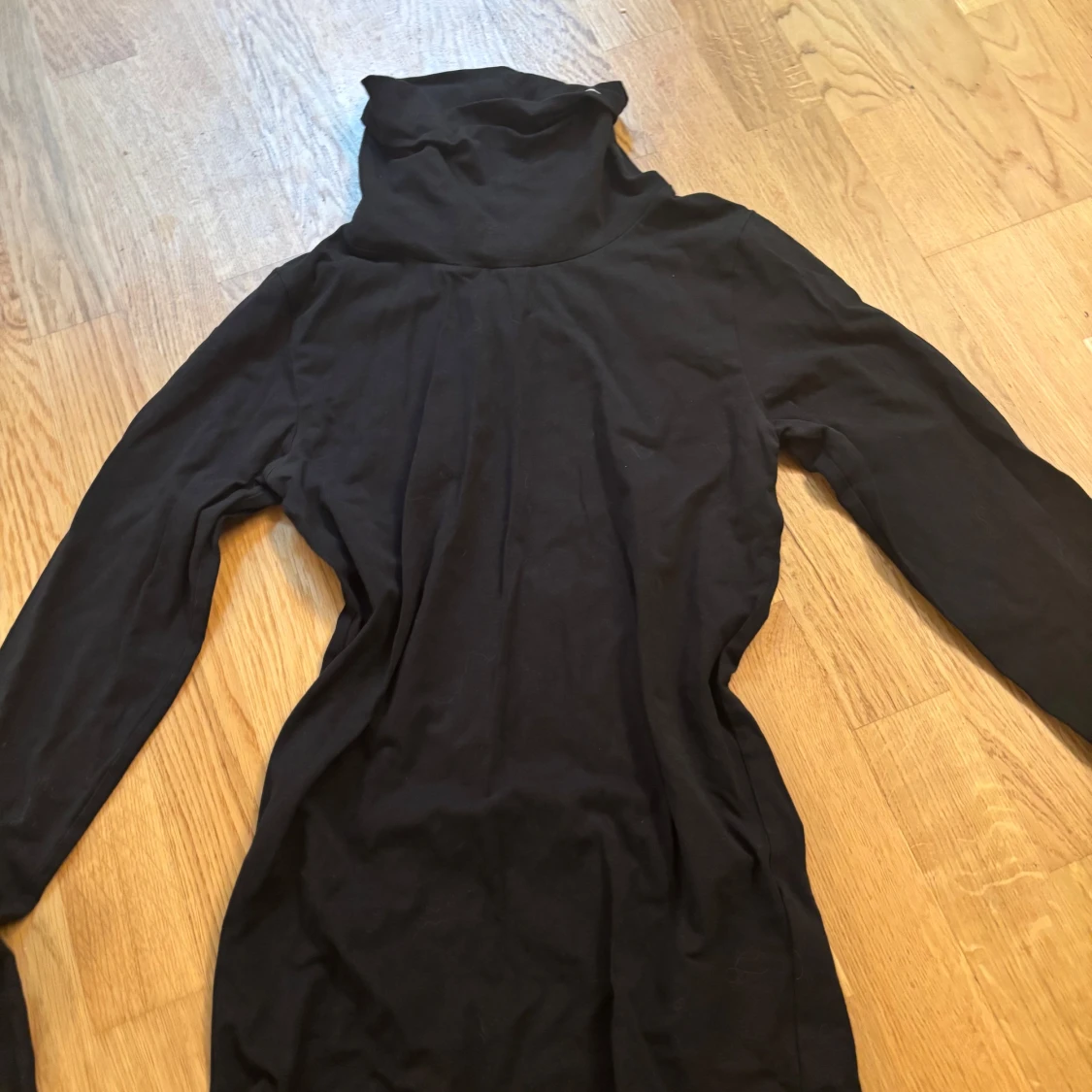 Svart långärmad klänning med polokrage från Calvin Klein Jeans - 1