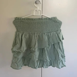 Volangkjol - Supersöt kjol från H&M med volanger. Helt oanvänd!! Det är storlek 170 men skulle säga att den passar allt från xs-m, då midjan är strechig och det beror i även på hur man vill att kjolen ska sitta❣️Hör av vid minsta frågor eller funderar🥰