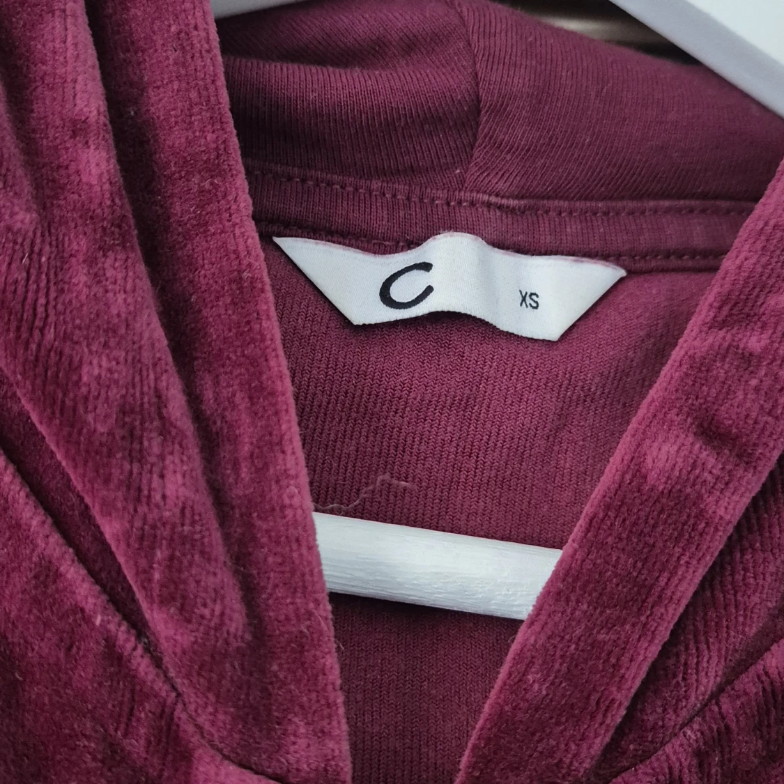 Vinröd velour hoodie med dragkedja - 1