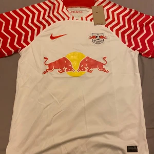 RB Leipzig fotbollströja från  - Helt ny! 