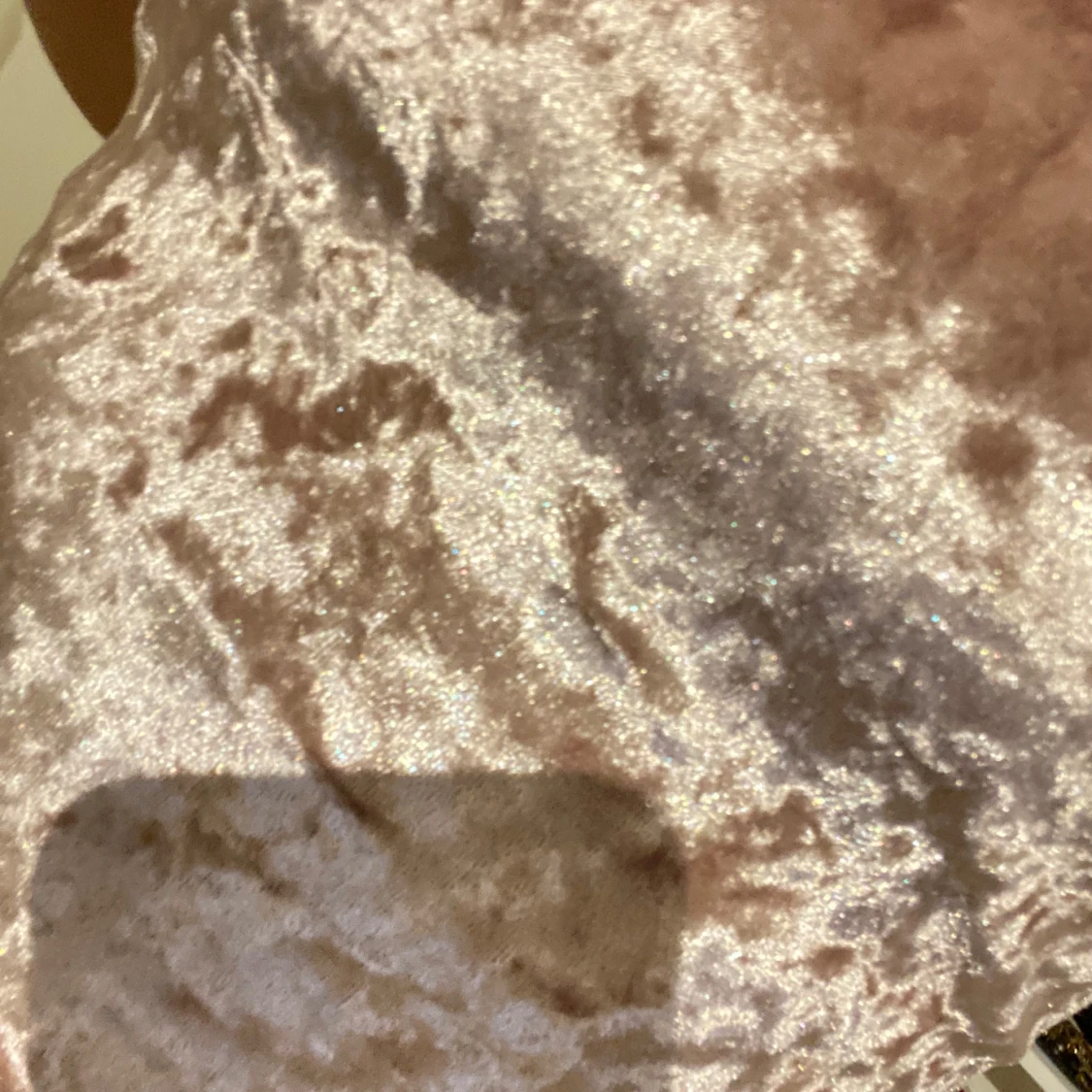 Champagnefärgad sammetsklänning från Joe & Elle - 1