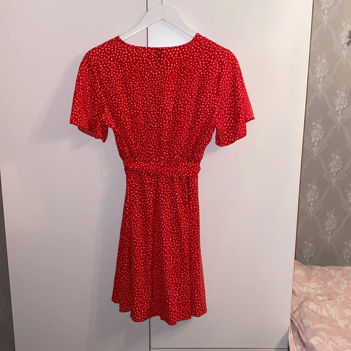 Röd omlottklänning med knyt från SHEIN - 1