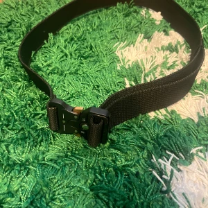 Alyx liknande bälte - Säljer detta alyx liknande bälte pga det inte kommer till användning längre. Inte äkta bara liknar ALYX