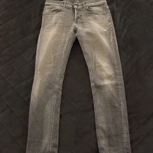 Dondup jeans - Grå Dondup jeans i storlek 34. Har slitits lite vid bakre ficka men håller överlag mycket bra skick. Modellen är George skinny fit.
