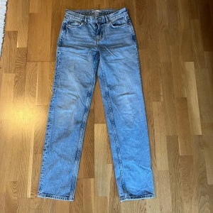 Low straight jeans från Gina - Low straight jeans från Gina. Lite slitna vid bakfickorna, annars fint skick💕