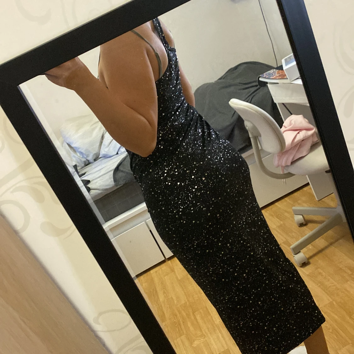 Svart glittrig långklänning med one shoulder - 1