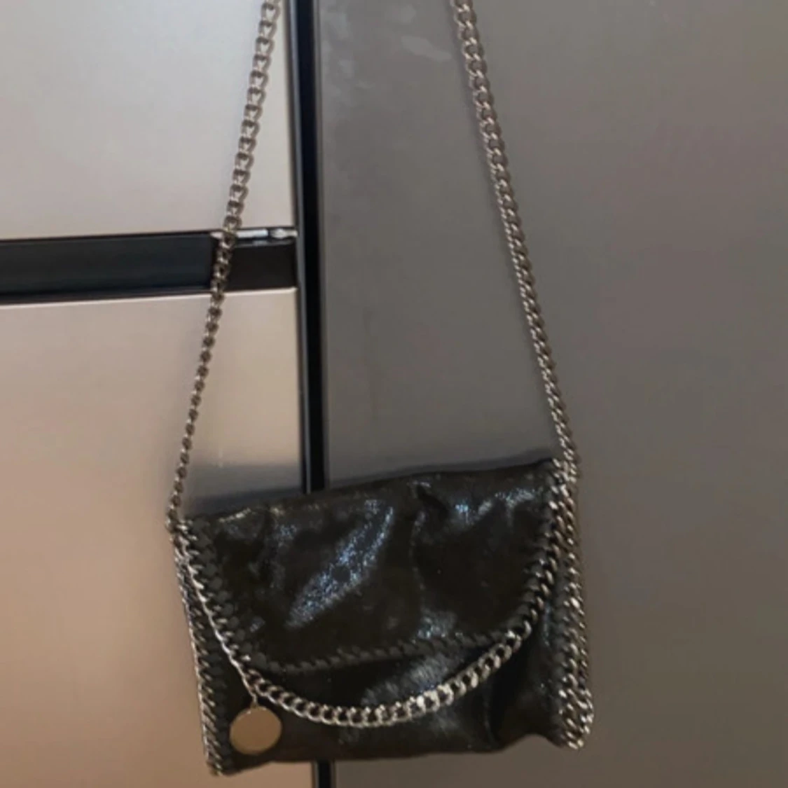 Svart axelväska med kedja och leopardmönstrat foder - 1