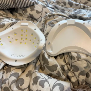 UV LED-lampa  - Säljer en vit UV LED-lampa för naglar med digital display och timerfunktion (10s, 30s, 60s). Lampan har flera LED-lampor inuti för effektiv härdning av gel- och shellacklack. Perfekt för hemmamanikyr.använd 1 gång 