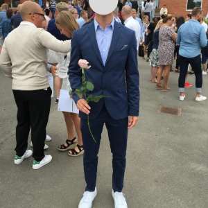 Mellanblå melerad kostym  - Mellanblå melerad kostym från Jack & Jones och deras Premium kollektion. Både kavajen och byxorna är i storlek 46. Jättefint skick, använd 1 gång 