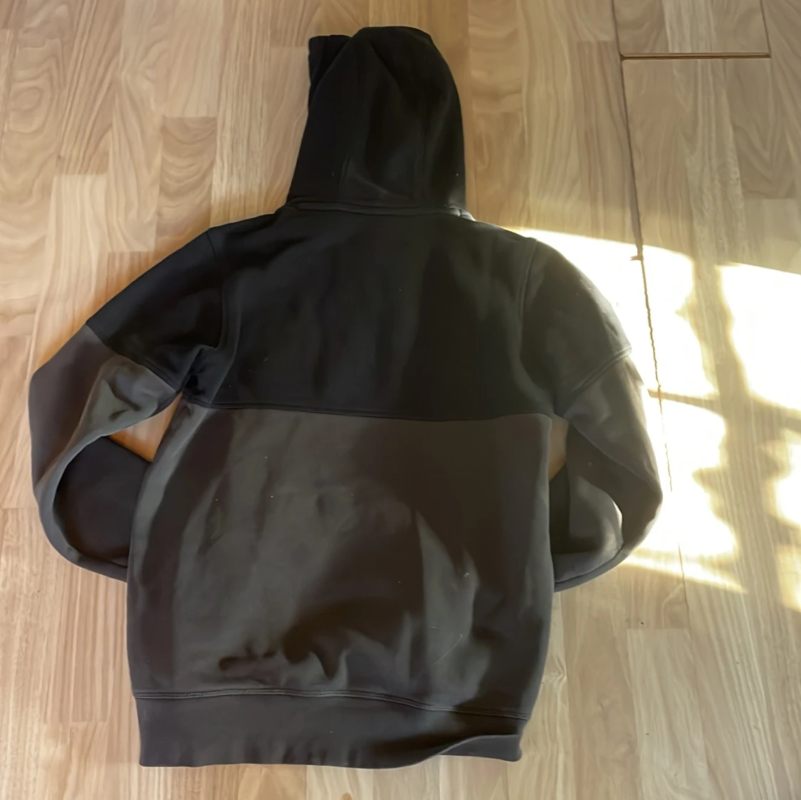 Svart hoodie från Sail Racing