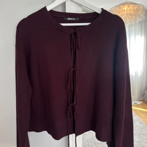 Kofta, Gina Tricot  - Vinröd kofta från Gina Tricot med knytning fram. Sparsamt använd och i fint skick! ❤️