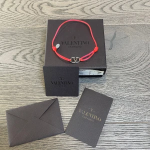 Valentino armband - Säljer ett valentino armband i färgen rosa, box och kort följer med vid köp, skulle du ha några frågor så är det bara och att kontakta