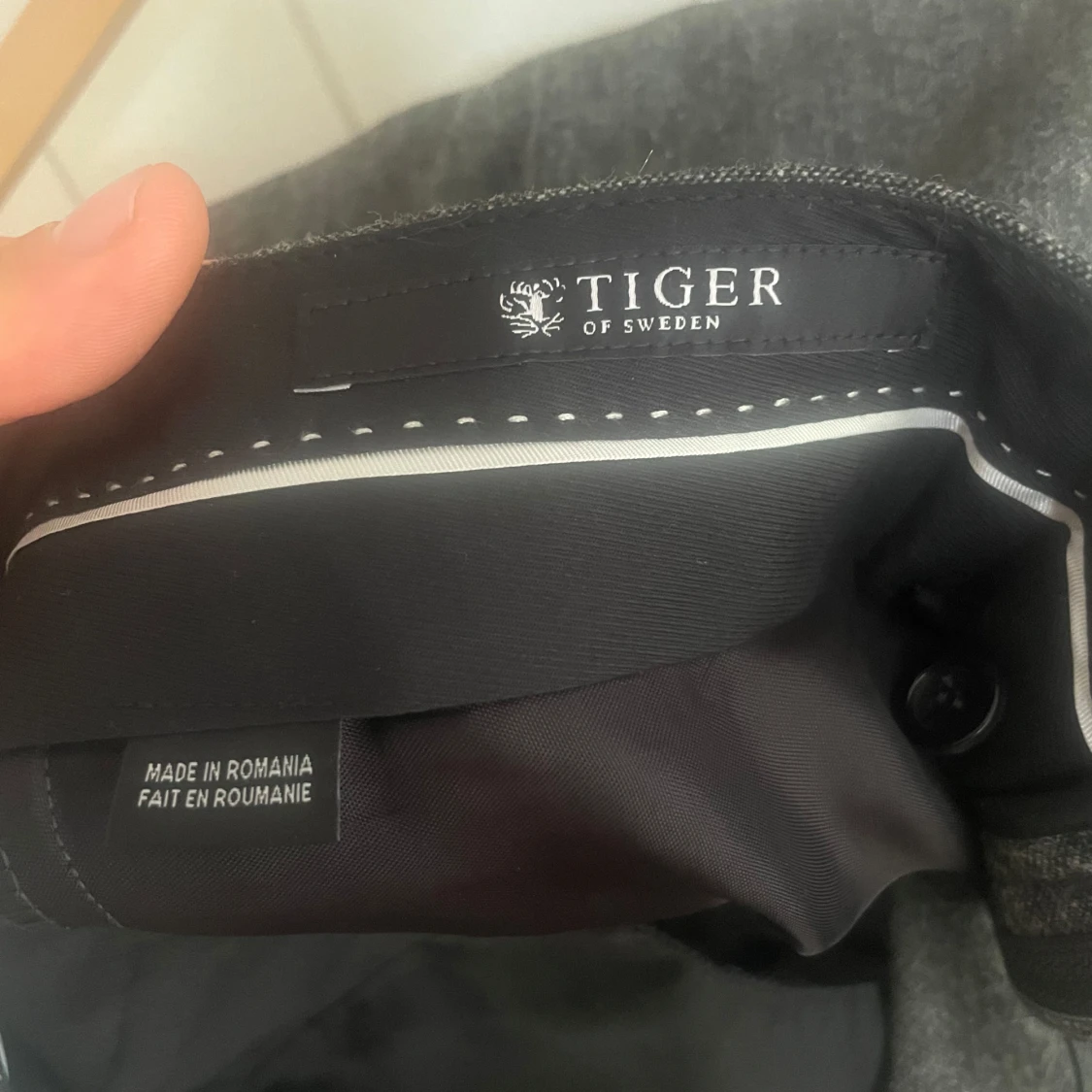 Mörkgrå kostymbyxor från Tiger of Sweden - 1