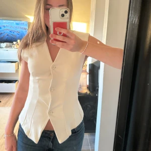 Vit väst  - Jättefin västliknande topp från Zara! 