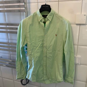 Ljusgrön skjorta från Ralph Lauren - Säljer en ljusgrön skjorta från Ralph Lauren. Använt ett fåtal gånger. 