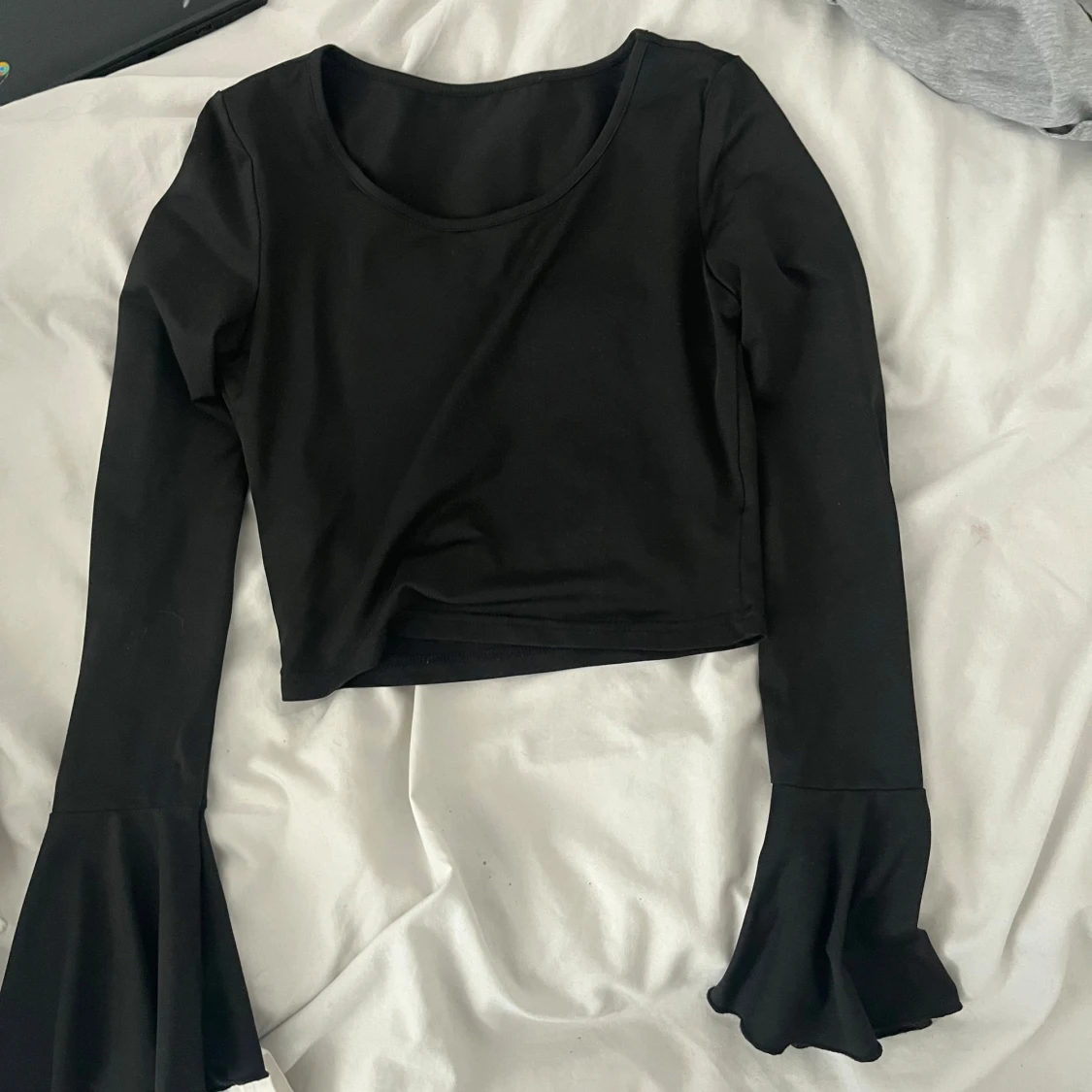 Svart långärmad topp med volangärm - 1