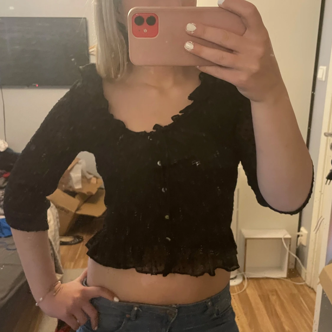 Svart croppad blus med volang och knappar - 2