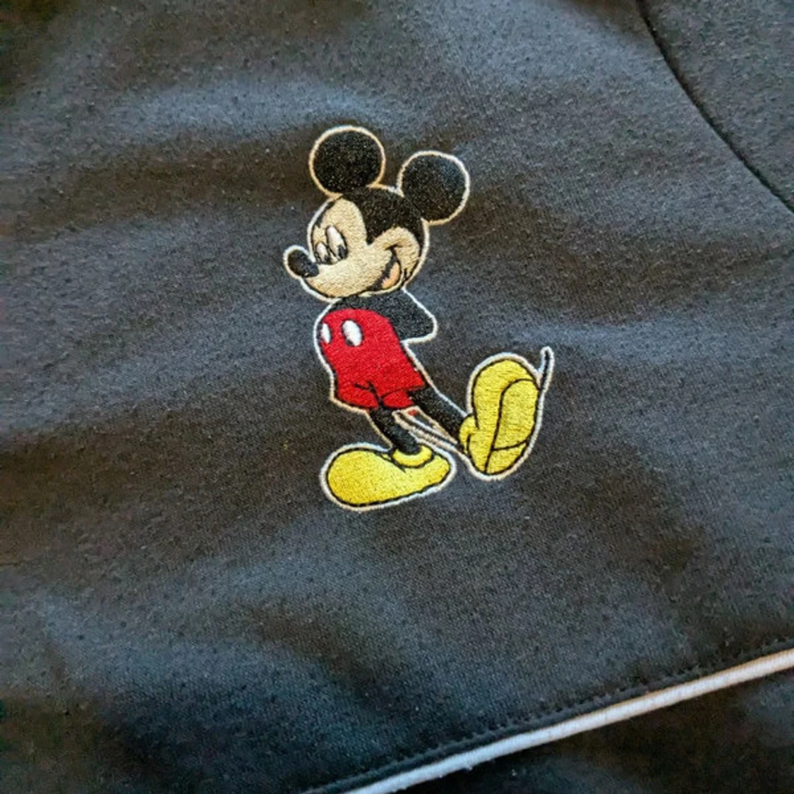Svart långärmad tröja med Mickey Mouse från Disney