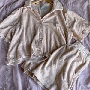 Beiga frottéset från neo noir - Mysigt beigt set i frotté med elastisk midja. Perfekta för strand dagar eller som chill-plagg hemma. 