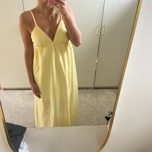 Ljusgul långklänning med smala axelband - Köpt på marknad i spanien så har inget märke på den men superbra skick då den aldrig är använd💕💕🌸🌸